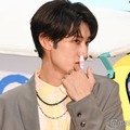Snow Man向井康二、大物俳優から「マジで涙が出ました」と絶賛受け熱いハグ  撮影でギター猛練習【（LOVE SONG）】 画像