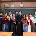 福山雅治、甲冑に身を包み笑顔でクランクアップ 有村架純らとの学校集合ショットも解禁【ブラック・ショーマン】 画像