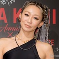 倖田來未、背中オープン衣装で美スタイル披露 30周年に向け意気込み「50手前でも踊って」「年相応とか関係ない」 画像