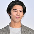賀来賢人、じゃれ合いプラベショット公開「父親あるある」「可愛いお手々」の声 画像