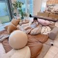 「寝れる時間は1時間ちょい」辻希美、広々リビングでの三男SHOT＆“首と肩がやばい”近況を明かす 画像