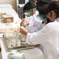 白衣を着て年齢や興味に応じて楽しく分析「水のぶんせき体験」
