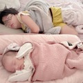辻希美、0歳次女と6歳三男の“可愛い界隈”SHOTを公開「使い方あってる?!笑」