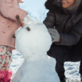 里帰り出産中の私…雪国で娘が祖母と遊ぶと→まさかの“雪だるま”に「ほっこり」 画像