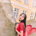 日向坂46河田陽菜、赤ワンピ姿で“キスマーク”モニュメントと撮影 2nd写真集先行カット第8弾公開【テイクオフ】 画像