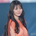 鈴木ゆうか、美背中ざっくりワンピ姿披露 「スタイル良い」「見返り美人」と話題 画像