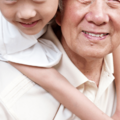 忘れっぽい70代の祖父…すると孫が”とあるお土産”を持ってきて⇒祖父「こんなの孫しかくれない」家族全員が爆笑 画像