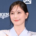 本田翼、ブルーのワンピ姿で爽やかに登場 “お守りのような存在”明かし笑い誘う 画像