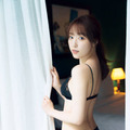 譜久村聖、ブラックのランジェリー姿で美ボディ全開！20代ラスト写真集を10月30日に2冊同時発売 画像