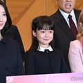 波瑠＆川栄李奈主演「フェイクマミー」会見に人気芸人サプライズ登場 “記者なりすまし”でのステージ乱入にSnow Man向井康二が制止 画像