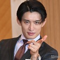 Snow Man向井康二、“即興ランウェイ”披露 驚異スタイルに「息を呑みました」と共演女優絶賛【フェイクマミー】 画像