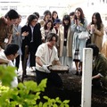 【良いこと悪いこと 第1話】高木（間宮祥太朗）＆園子（新木優子）ら、タイムカプセル掘り起こす 画像