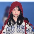 “カジサック長女”梶原叶渚「TGC北九州」初登場 ミニ丈で美脚披露・真っ赤なバブーシュカで鮮やか【TGC北九州2025】 画像