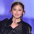 ゆうちゃみ、シースルー×ファーベルトで美スタイル際立つ あざとポーズがギャップ【TGC北九州2025】 画像
