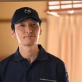 【終幕のロンド ーもう二度と、会えないあなたにー第1話】シングルファーザーの遺品整理人・樹（草なぎ剛）余命3カ月の宣告を受けた依頼人の自宅へ 画像