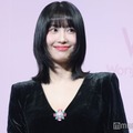TWICEモモ、美デコルテ＆美腹筋際立つチューブトップ姿披露に「目が釘付け」「輝いてる」の声 画像