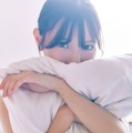 日向坂46河田陽菜、枕を抱きしめ上目遣い 2nd写真集裏表紙＆秋元康氏による帯コメント解禁【テイクオフ】 画像