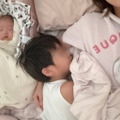 「今日の朝の図」辻希美、三男＆次女と密着して眠る幸せSHOT公開「たぁくんが出張の時は3人で」 画像
