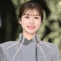 生見愛瑠、美脚際立つミニスカ衣装3選「完璧なスタイル」「可愛すぎる」の声 画像