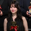 今田美桜、ドレス姿で美背中披露「2025年はかなり挑戦の年」【anan AWARD 2025】 画像