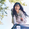 日向坂46河田陽菜、屋根上で満面の笑み 2nd写真集先行カット10弾公開＆パネル展開催書店決定【テイクオフ】 画像