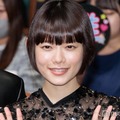 杉咲花、ノースリ×オーバーオールでハワイ満喫「彼女感すごい」「カートが大きすぎて小さく見える」と話題 画像