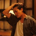 赤西仁、髪かきあげ・凛々しい剣道着・ベッドに倒れる姿…色気溢れる新カット解禁【匿名の恋人たち】 画像