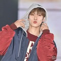 DXTEEN福田歩汰、フード被り笑顔 赤×ネイビーのカジュアルコーデ【ガルアワ2025AW】 画像