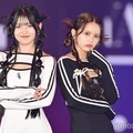 元AKB48村山彩希、奇抜ヘア×胸元開きワンピで登場 吉崎綾とペアランウェイ【ガルアワ2025AW】 画像