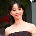 のん、ベアトップドレス姿で美デコルテ全開「第38回東京国際映画祭」開幕 画像