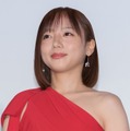 齊藤京子、ワンショル赤ドレスで美肩際立つ「クランクアップの時に号泣」劇中アイドルグループへの思い告白【恋愛裁判】 画像