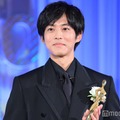 松坂桃李「御上先生」は「熱い思いに共感したスタッフ、キャストが集まったもの」主演男優賞受賞に喜び【東京ドラマアウォード2025】 画像