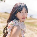 日向坂46河田陽菜、花畑でシフォンドレス纏う 2nd写真集特典ポストカード第1弾公開【テイクオフ】 画像