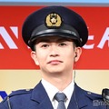綱啓永、警察官姿で登場「お酒があったらどれだけよかっただろう」大物俳優との撮影振り返る 画像