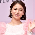佐藤晴美、黒ワンピ×網タイツで美脚際立つ「大人の色気」「憧れの女性」と反響 画像