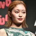 「御上先生」出演女優、黒タイツから美脚際立つ「脚長い」「おしゃれ」の声 画像