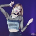 BLACKPINKリサ、素肌際立つ大胆切り込みデザイン衣装に反響「服どうなってるの？」 画像