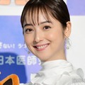佐々木希、プリーツミニスカコーデに絶賛の声「スタイル完璧」「美脚」と反響 画像