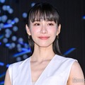 Perfumeあ～ちゃん、ミニスカ×ニーハイコーデで美脚際立つ「アートに負けてない」「センス抜群」 画像