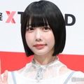 あの、美脚のぞく穴開き衣装姿に視線集中「着こなせるのさすが」「スタイル良すぎ」 画像