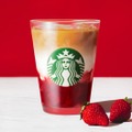 スタバ新作「ジョイフルメドレー 苺 ミルク ティー」ごろっと苺とホリデーらしい色味際立つ一杯 画像