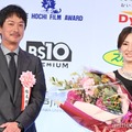 椎名桔平、サプライズ登場で北川景子に花束贈る「謎解きはディナーのあとで」共演時回顧【第50回報知映画賞】 画像