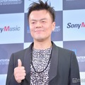 J.Y. Park、娘2人とのリハーサル写真公開「パパの顔してる」「身長差が可愛い」の声 画像