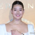 すみれ、光沢ドレスから美背中大胆見せ「引き締まってる」「美しすぎて見惚れた」と反響続々 画像