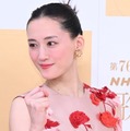 【紅白リハ3日目】綾瀬はるか、花柄ノースリドレス姿 6年ぶり司会での変化明かす 画像