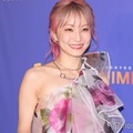 LiSA、ミニワンピ×赤タイツで美脚スラリ「可愛くてかっこいい」「理想のスタイル」と反響 画像