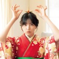 乃木坂46五百城茉央、赤の振袖姿でお茶目にパシャリ！華やかな迎春グラビアを披露 画像