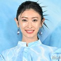 山田優、ミニ丈からスラリ美脚披露「異次元のスタイル」「サングラス似合いすぎ」と反響続々 画像