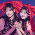 FRUITS ZIPPER櫻井優衣＆月足天音、ペアランウェイで「カワコレTGC」開幕 手繋ぎ仲良くポーズ 画像