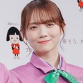 乃木坂46田村真佑、美スタイル際立つ真紅ノースリワンピ姿に絶賛の声「シンプルだけど絵になる」「肌の白さが映える」 画像